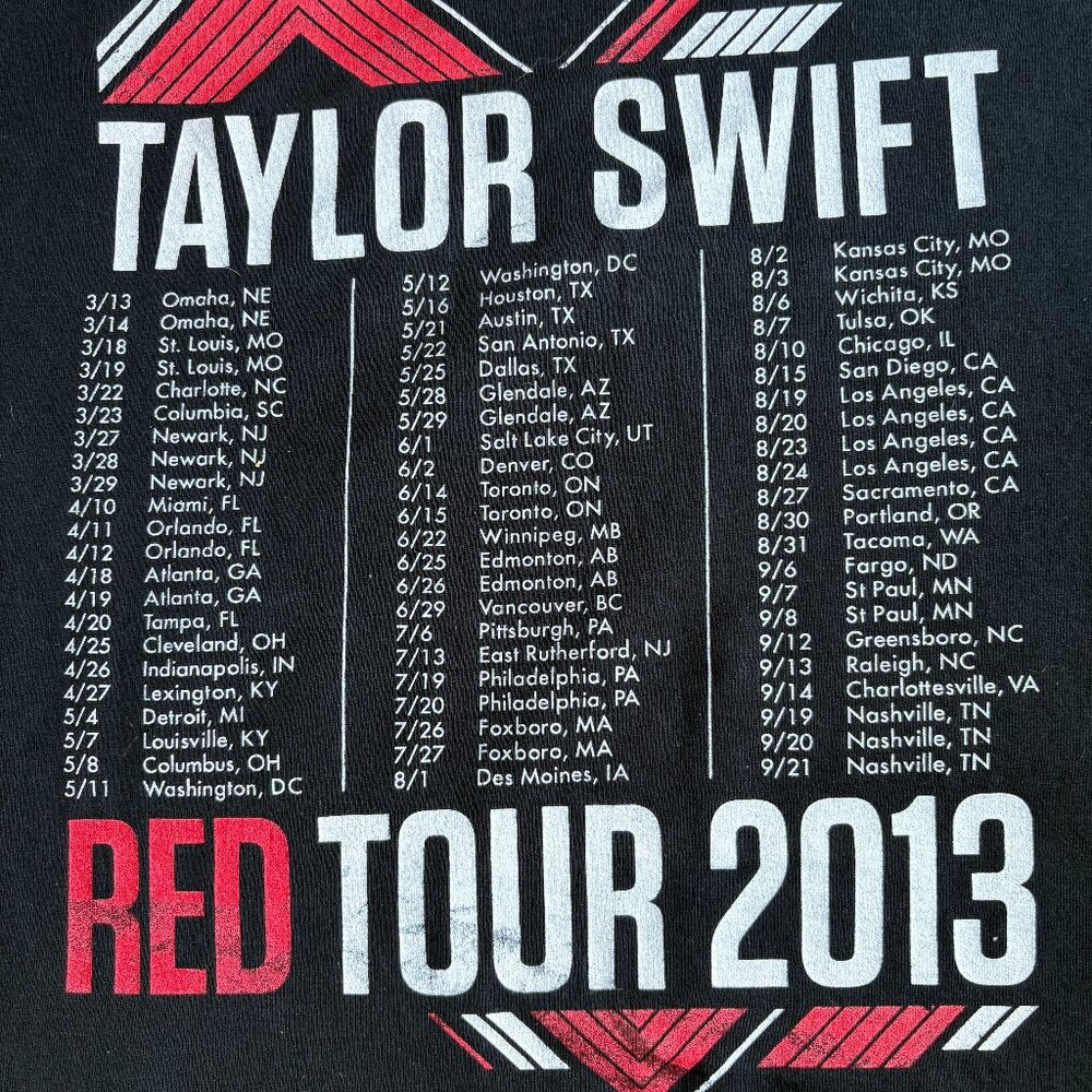 SWIFTIES ESSENTIAL. Taylor Swift The Red Tour Concert 2013 Small T Shirt